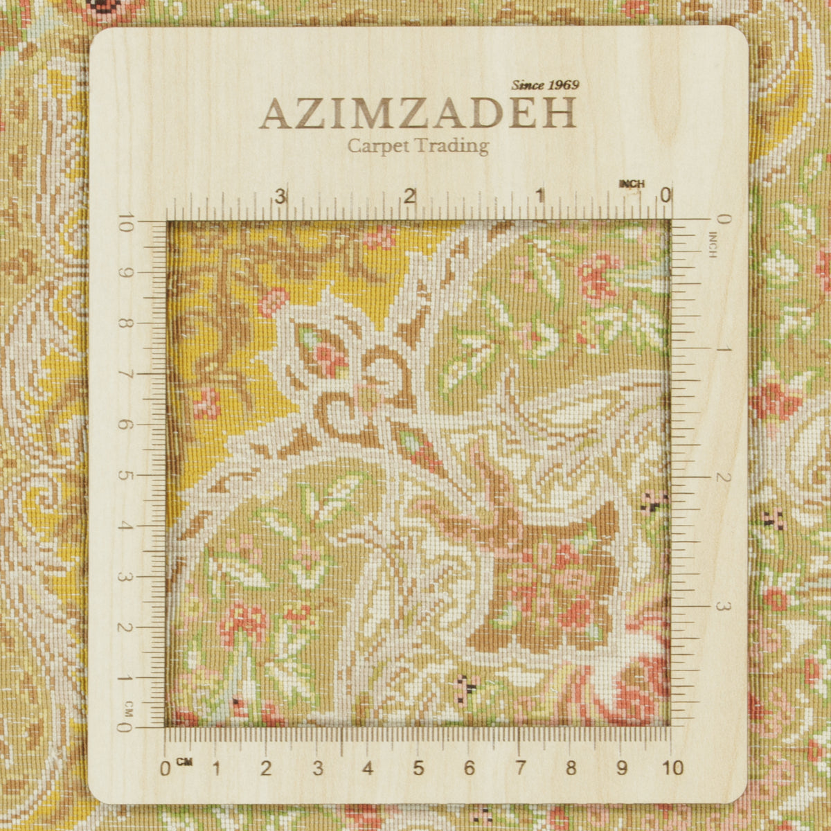سجاد يدوي من قم بتوقيع حسين كاشي زاده، ترنج وأركان، حرير خالص، عاجي، 200 × 295 سم — 1016578