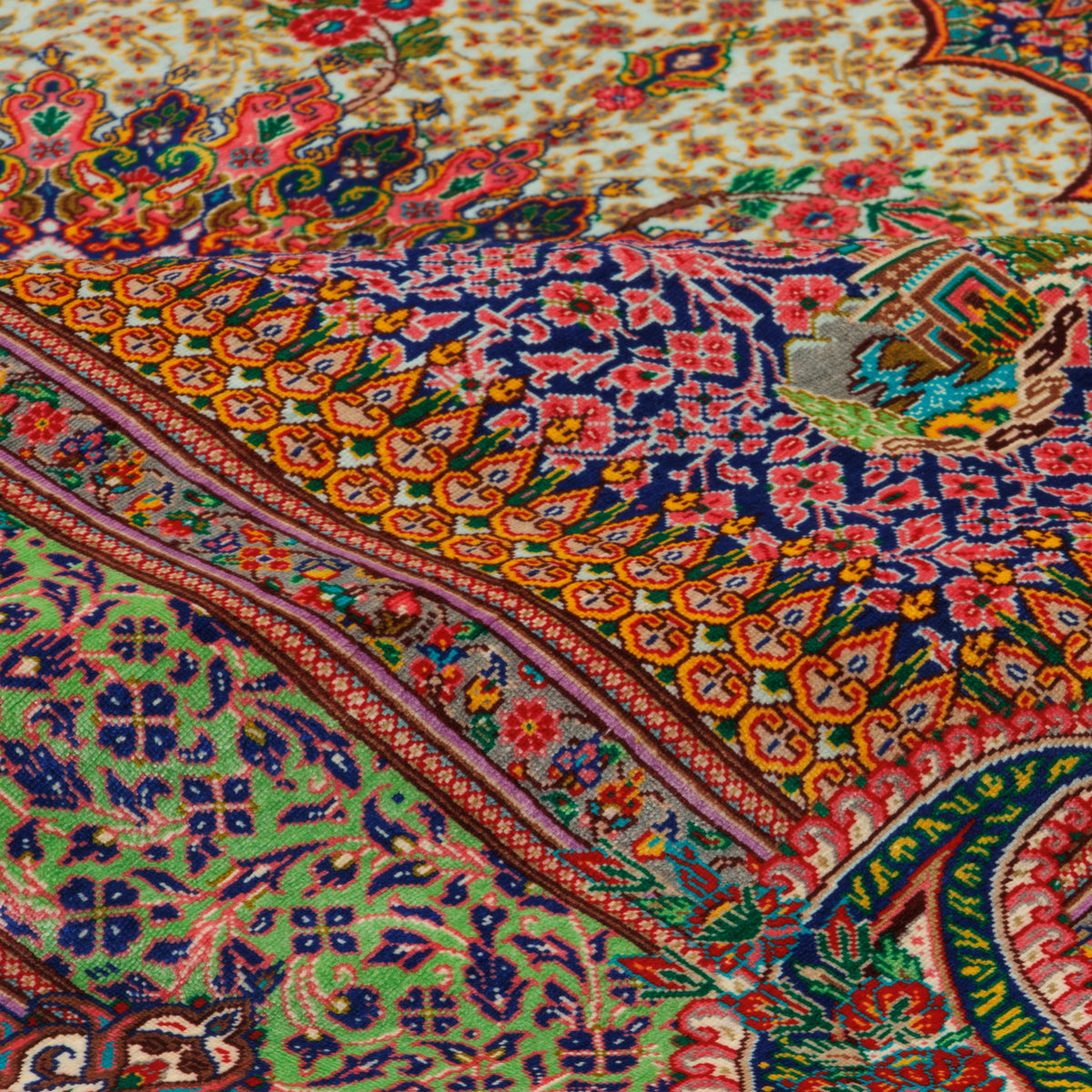 فرش دستباف طرح ترنج دار تمام ابریشم سرمه ای قم اثر گنجینه هنر 105 × 157 سانتیمتر کد 1016969