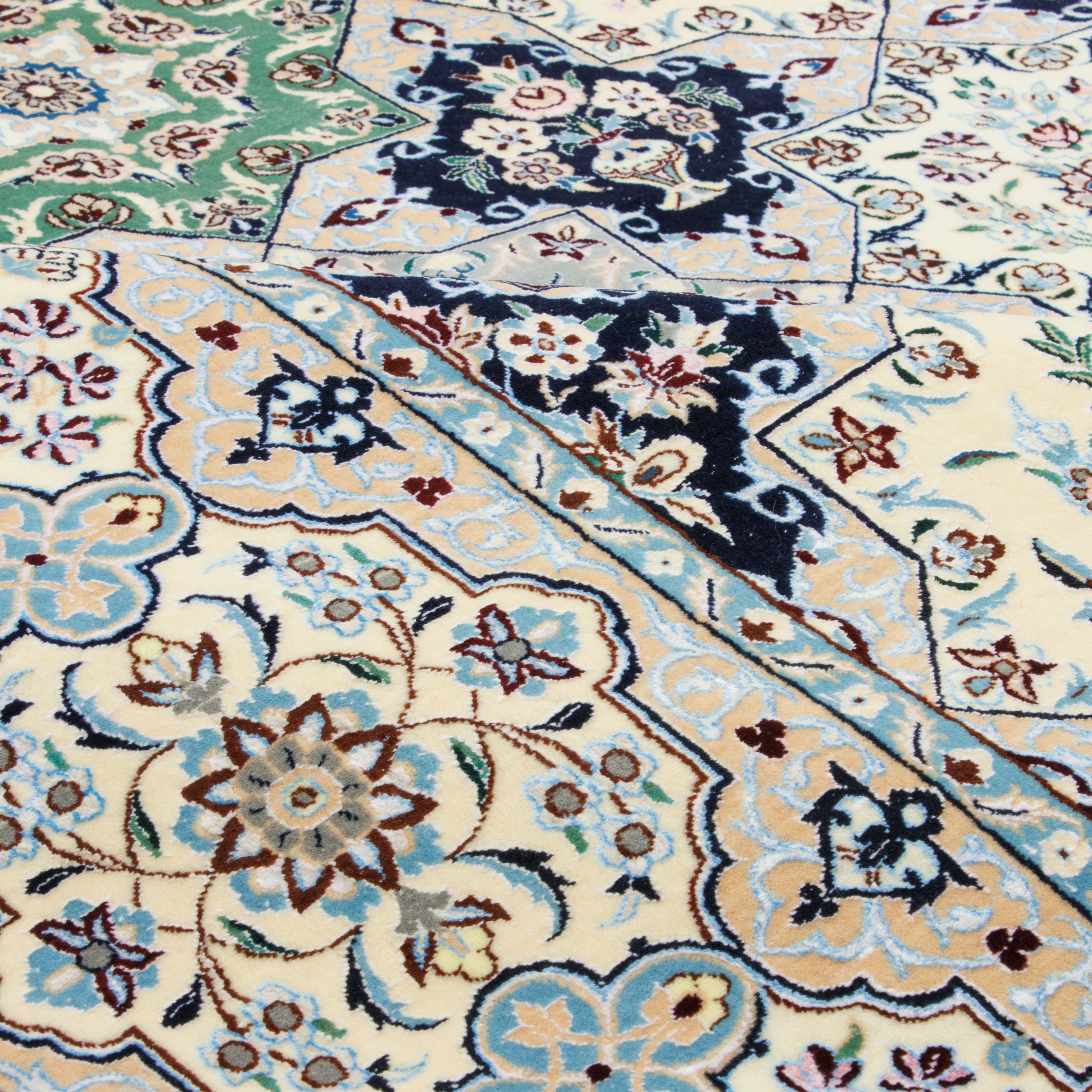 سجادة نايين اليدوية — بندي | حرير الوبر / قطن السدى | 165 × 257 سم | رمز المنتج 10400840