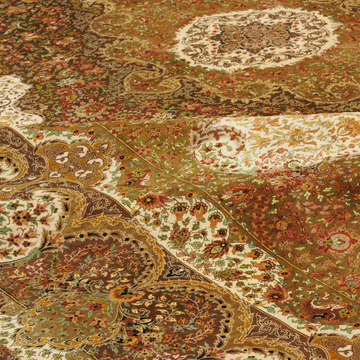 سجاد يدوي من قم بتوقيع حسين كاشي زاده، ترنج وأركان، حرير خالص، عاجي، 200 × 295 سم — 1016578