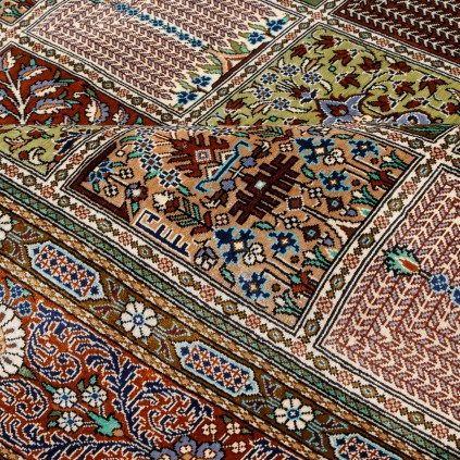 فرش دستباف طرح خشتی تمام ابریشم قم 138 × 200 کد 10200483