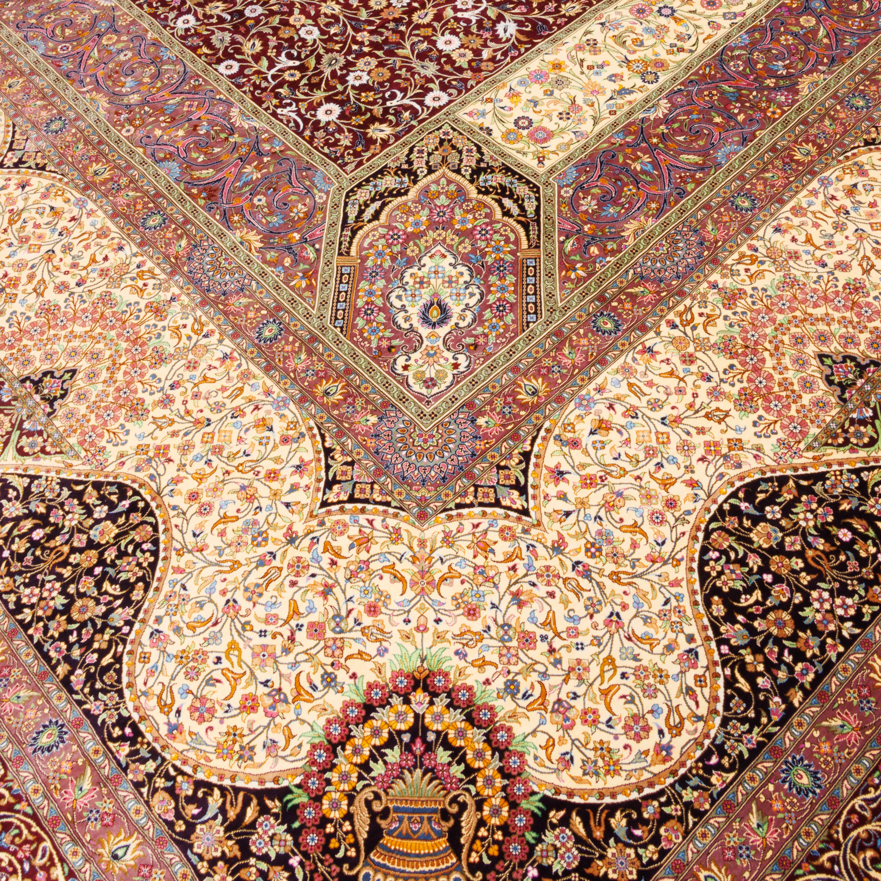 سجادة قم اليدوية - طرح ترنج | حرير بالكامل | 600 × 395 سم | رمز المنتج 12300742