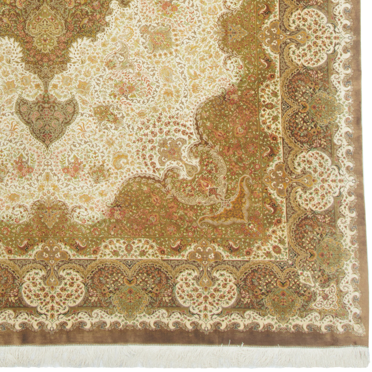 سجاد يدوي من قم بتوقيع حسين كاشي زاده، ترنج وأركان، حرير خالص، عاجي، 200 × 295 سم — 1016578