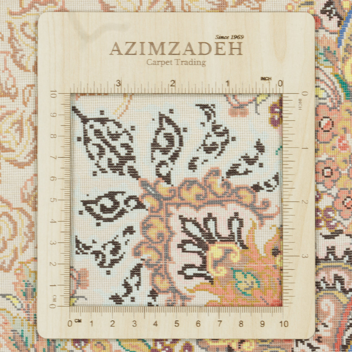 فرش دستباف طرح لچک ترنج تمام ابریشم نخودی قم اثر احمدی 105 × 160 سانتی‌متر کد 1017016