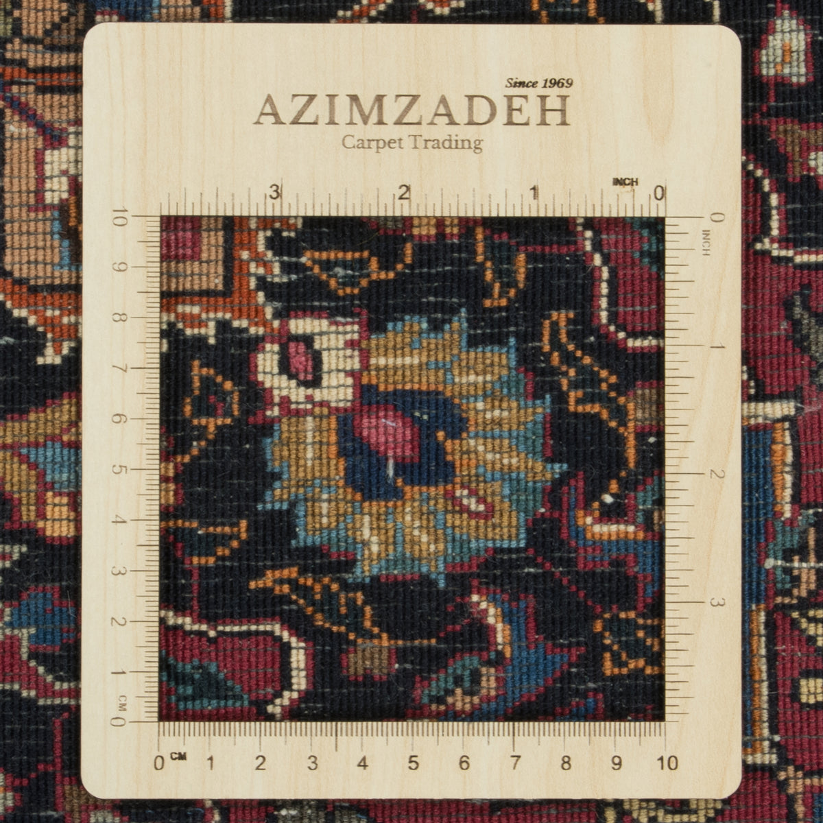سجاد يدوي من مشهد بتوقيع نظري، ترنج وأركان، صوف خالص، أحمر قرمزي، 300 × 380 سم — 1016529
